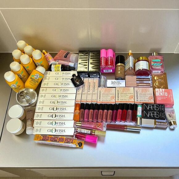 Lot of 70+ wholesale makeup photos are of exact items in lot